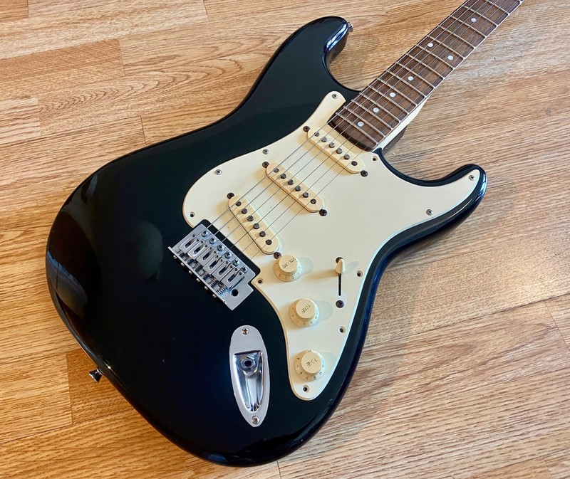 1995 Fender Squier Stratocaster Vintage electric guitar in black