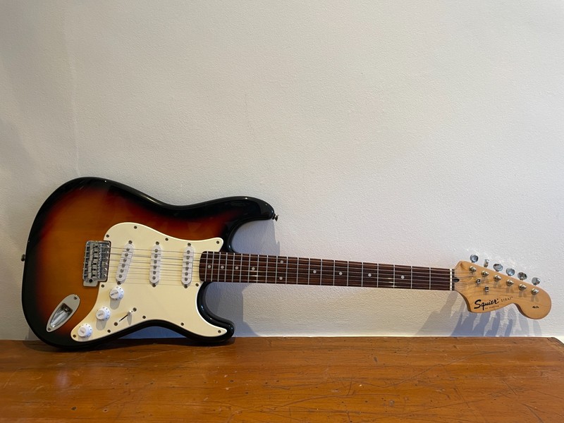 Squier Affinity Series Guitar in Sunburst – 2000 Indonesia – Excellent Condition