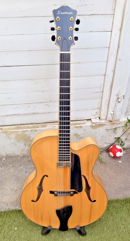 Eastman AR910CE Uptown Archtop Jazz Guitar-Solid wood hollow body