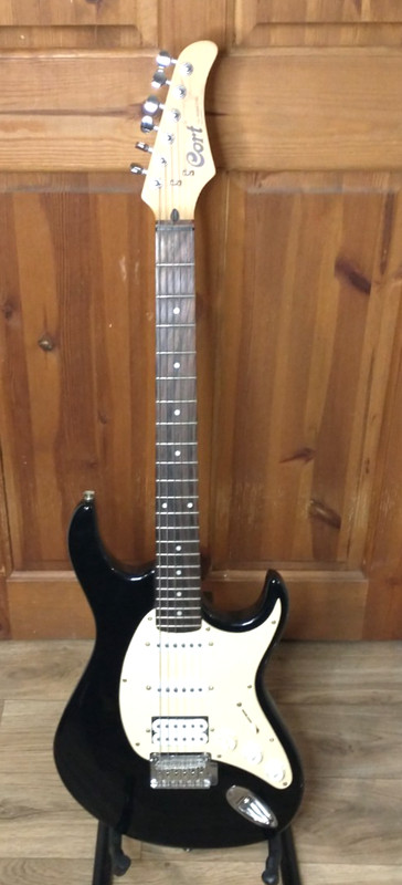Cort G110 R/H Electric Guitar Black Humbucker & 2 Single Pick up 3 pots USED