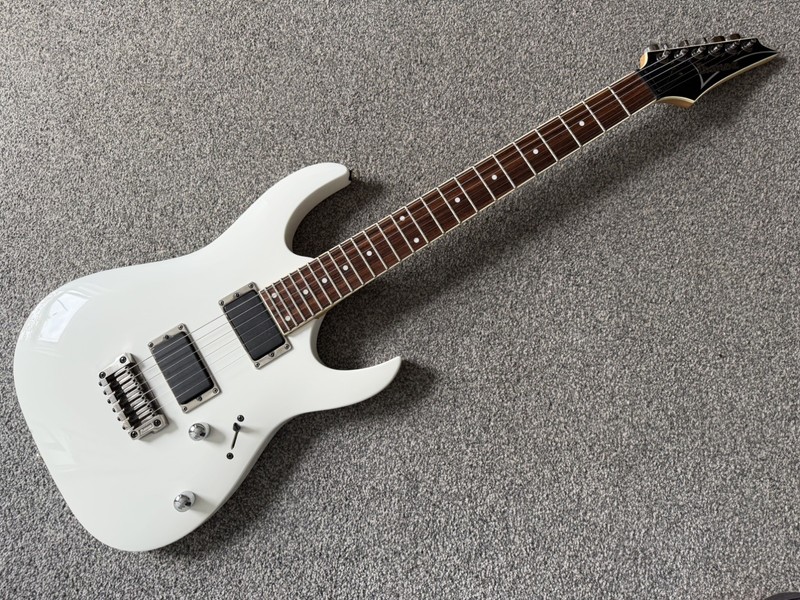 2009 Ibanez RGA32 active pickups electric guitar WHITE, super stat, shredder